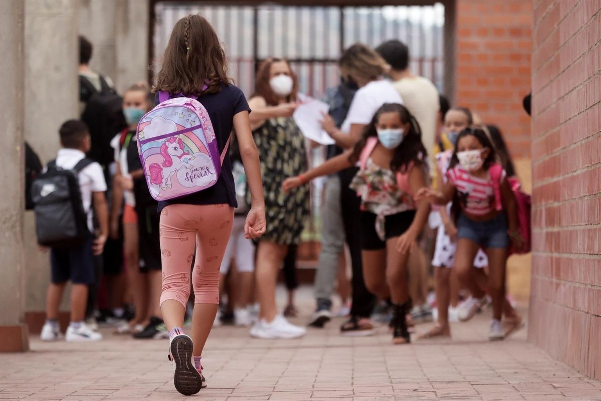 Alumnos del Institut Escola Mirades de Barcelona en el primer día del curso escolar 2021-22 (Foto: EFE/Quique García)